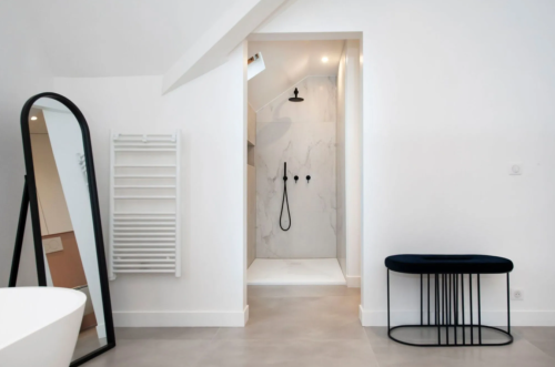 salle de bain blanche et noire moderne